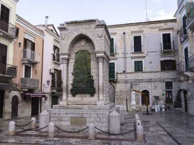 Scarpiniamo ancora in via Cialdini, ma nel senso opposto. Dopo circa 150 metri sulla sinistra si apre piazza della Sfida, il luogo della cantina dove ebbe origine la famosa Disfida di Barletta